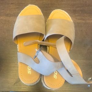 Size 7.5 Platform sandals
